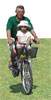 мужчина с дочкой на велосипеде